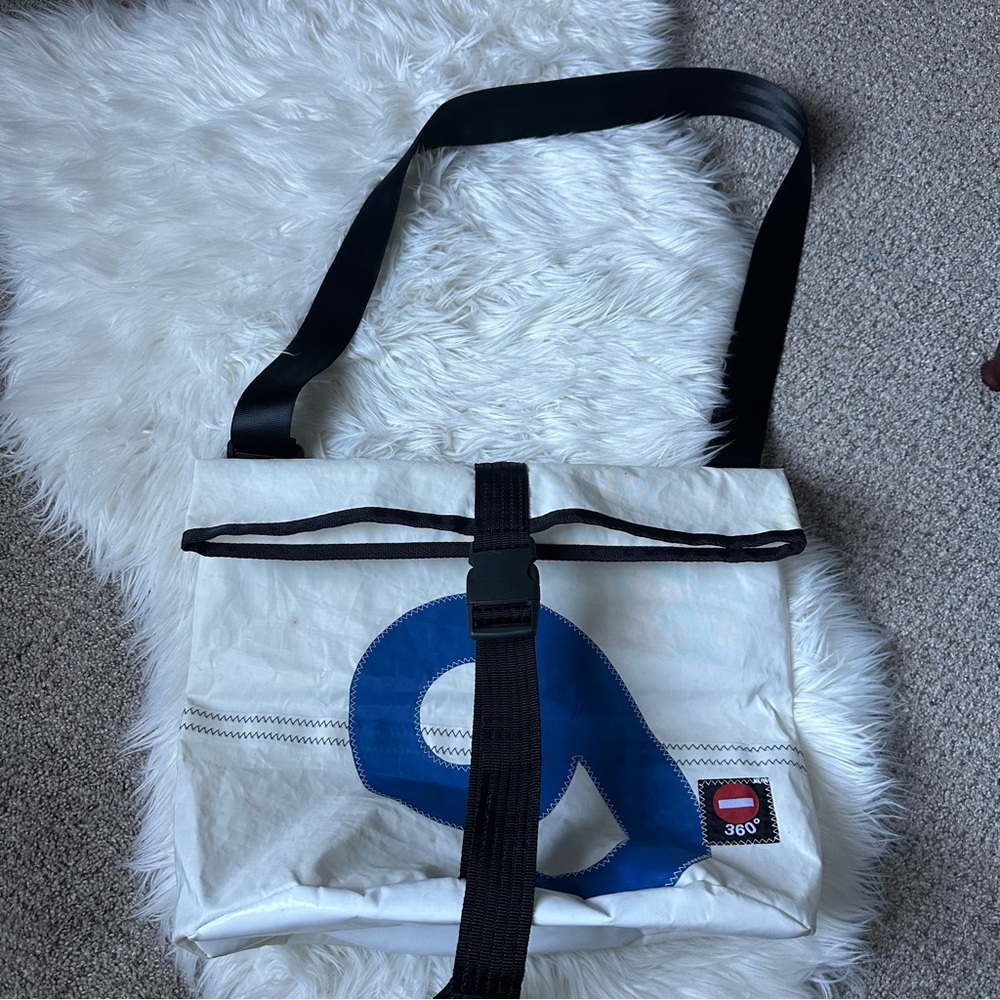 Klein & More Design 360 Sailboat Recycled Large Crossbody Bag White/ Blue - Picture 12 of 14